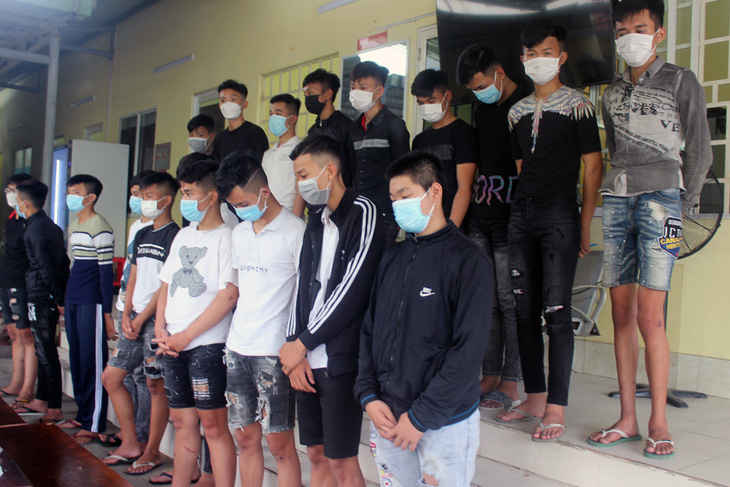 Triệu tập nhóm thanh thiếu niên hỗn chiến bằng bom xăng ở Biên Hòa - Ảnh 1.