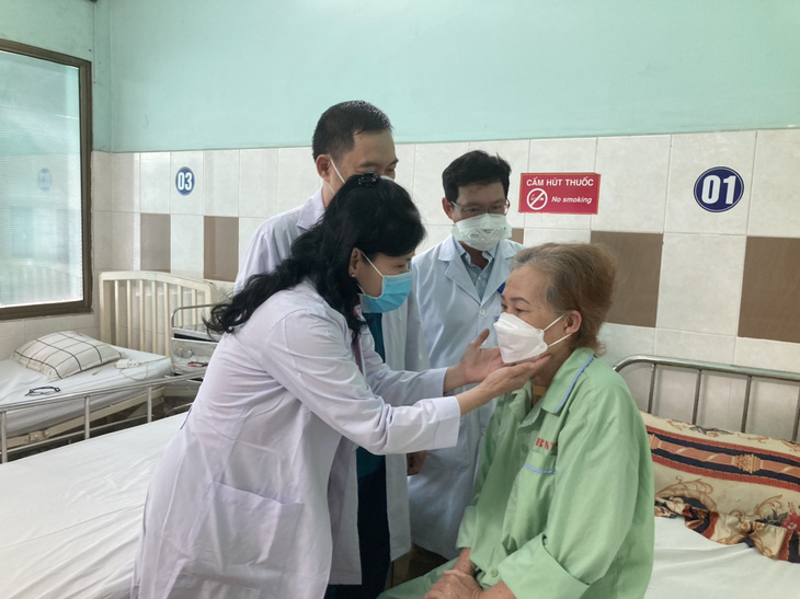 Bệnh nhân 62 tuổi nhiễm COVID-19 được thở qua mũi tự nhiên sau 7 tháng lệ thuộc ống thở - Ảnh 1.