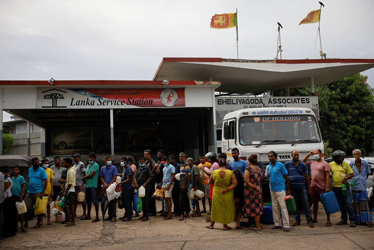 TIN THẾ GIỚI 17-5: Giá dầu tăng; Sri Lanka hết sạch xăng dầu - Ảnh 1.