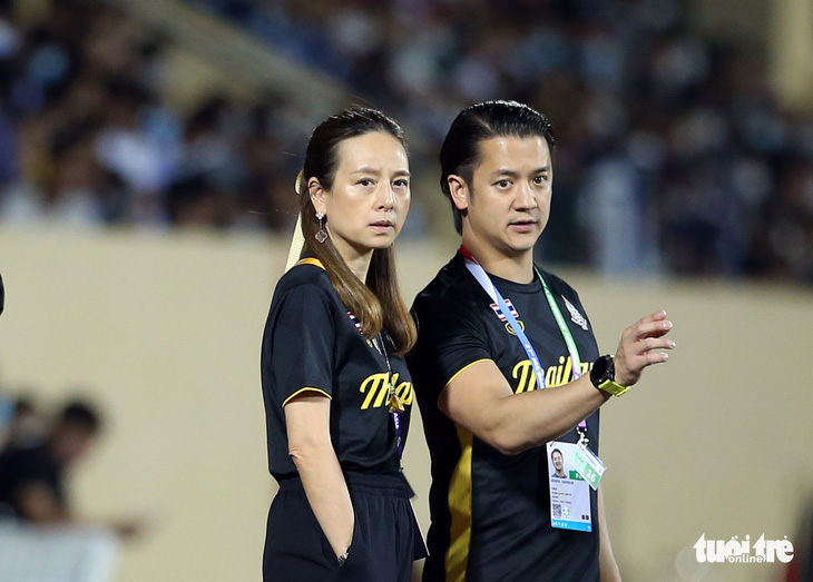 Nữ trưởng đoàn U23 Thái Lan bị thủ môn Kawin làm chấn thương mũi - Ảnh 8.