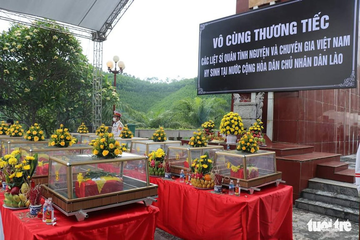 Truy điệu, an táng 11 hài cốt liệt sĩ hy sinh tại Lào - Ảnh 1.