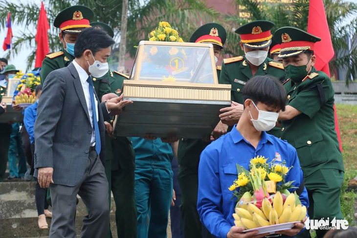 Truy điệu, an táng 11 hài cốt liệt sĩ hy sinh tại Lào - Ảnh 2.