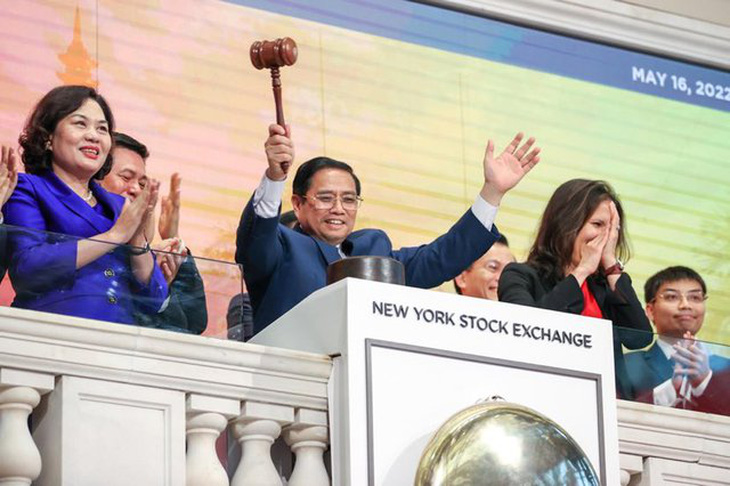 Thủ tướng Chính phủ Phạm Minh Chính gõ búa kết thúc phiên giao dịch tại Sàn giao dịch chứng khoán New York (NYSE) ngày 16-5 theo giờ địa phương - Ảnh: VGP