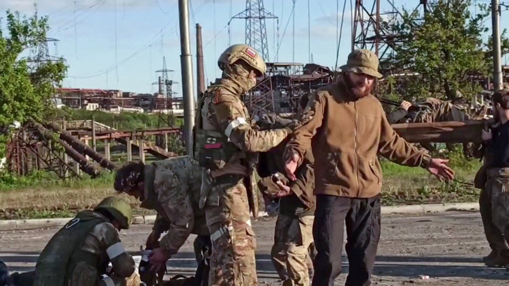 Bộ Quốc phòng Nga: 265 binh sĩ Ukraine ở nhà máy thép Azovstal đầu hàng - Ảnh 1.