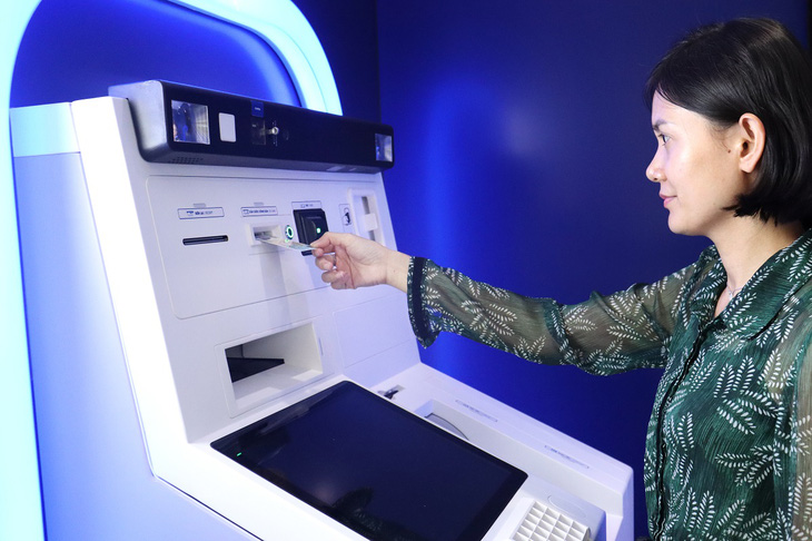 Có thể nộp và rút tiền trên máy ATM bằng căn cước công dân - Ảnh 1.
