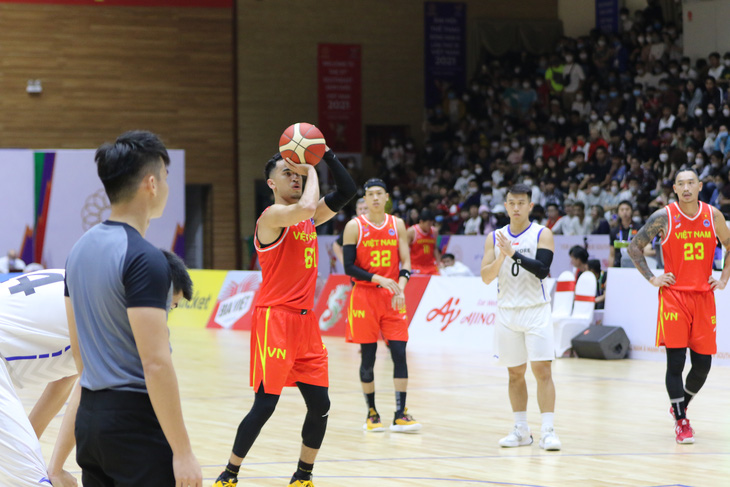 Tuyển bóng rổ Việt Nam lội ngược dòng nghẹt thở trước Singapore - Ảnh 2.