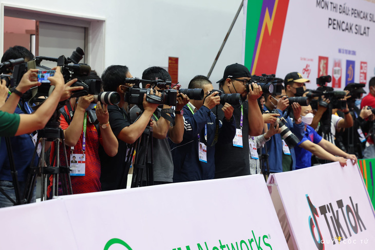 Phóng viên ảnh một tay gây ấn tượng mạnh ở SEA Games 31 - Ảnh 2.