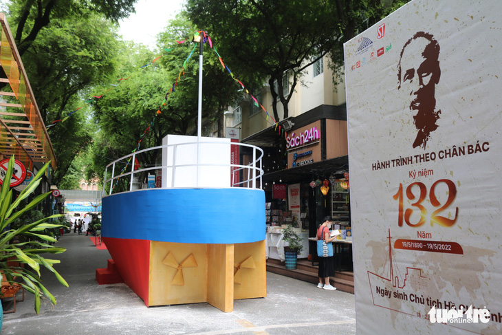 Xem triển lãm tái hiện 30 năm bôn ba cứu nước của Chủ tịch Hồ Chí Minh tại đường sách TP.HCM - Ảnh 3.