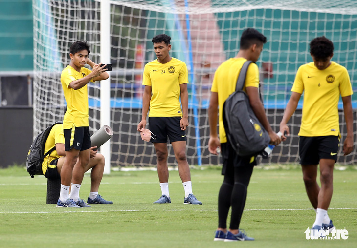Cầu thủ U23 Malaysia lo chụp ảnh hơn là xem mặt cỏ sân Việt Trì - Ảnh 2.