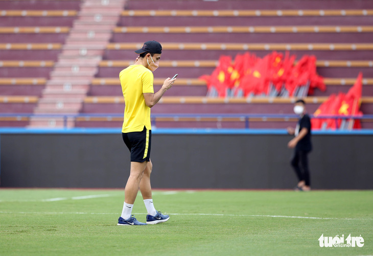 Cầu thủ U23 Malaysia lo chụp ảnh hơn là xem mặt cỏ sân Việt Trì - Ảnh 4.