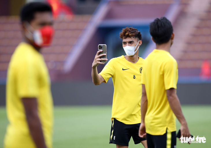 Cầu thủ U23 Malaysia lo chụp ảnh hơn là xem mặt cỏ sân Việt Trì - Ảnh 5.