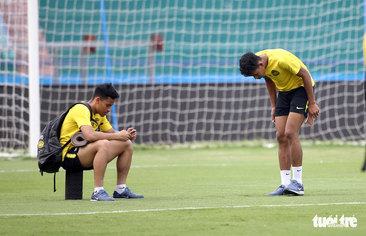 Cầu thủ U23 Malaysia lo chụp ảnh hơn là xem mặt cỏ sân Việt Trì - Ảnh 9.