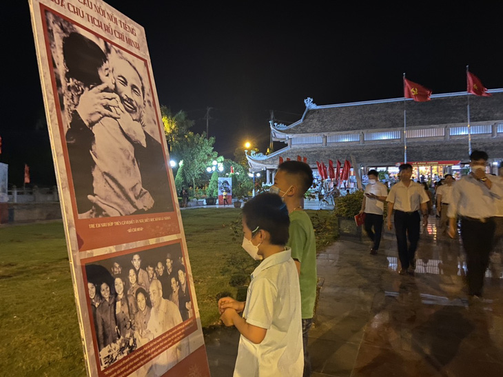 Triển lãm sách và tư liệu về Chủ tịch Hồ Chí Minh tại Bình Lục, Hà Nam - Ảnh 3.