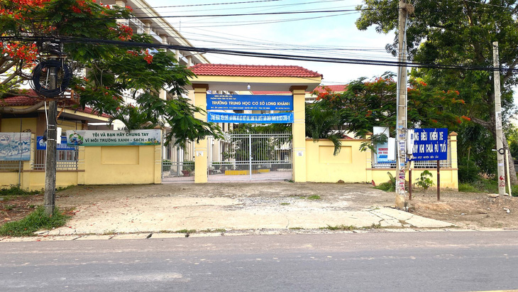 Tây Ninh: Làm rõ vụ phó hiệu trưởng bị tố sàm sỡ học sinh tại trường - Ảnh 1.