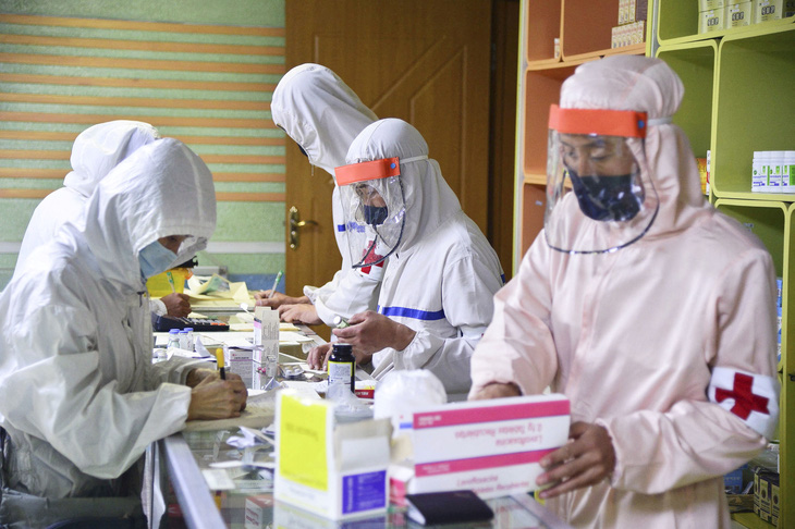 Triều Tiên ghi nhận thêm hơn 262.000 ca sốt, tăng cường sản xuất thuốc, thiết bị y tế - Ảnh 1.