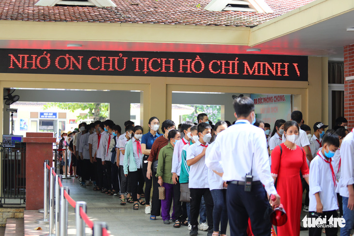 Dòng người dân xếp hàng vào lăng viếng Chủ tịch Hồ Chí Minh - Ảnh 2.