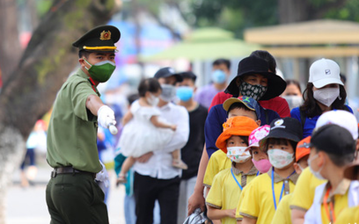 Dòng người dân xếp hàng vào lăng viếng Chủ tịch Hồ Chí Minh
