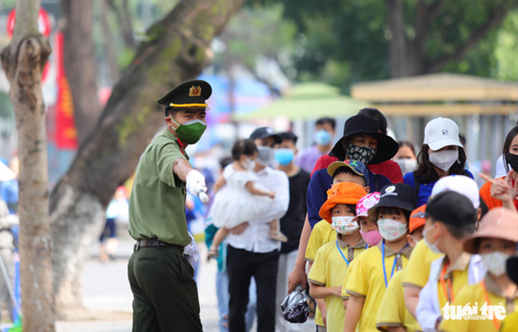 Dòng người dân xếp hàng vào lăng viếng Chủ tịch Hồ Chí Minh - Ảnh 3.