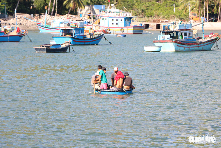 Siết chặt quản lý môtô nước và tàu chở khách ở vịnh Vĩnh Hy - Ảnh 2.