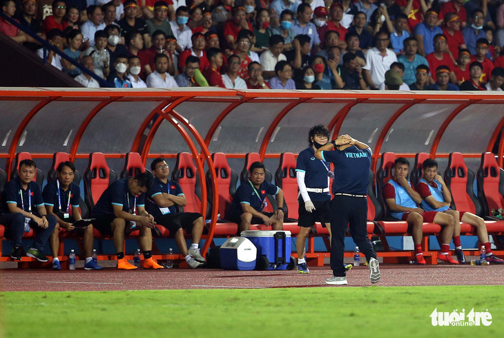 Để thắng U23 Malaysia, ông Park cùng dàn trợ lý hết sức vất vả ngoài sân - Ảnh 5.