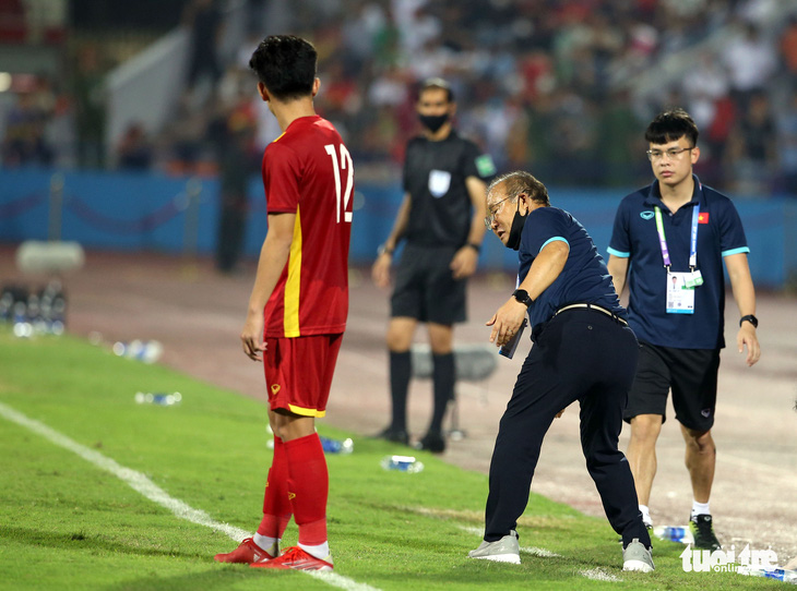 Để thắng U23 Malaysia, ông Park cùng dàn trợ lý hết sức vất vả ngoài sân - Ảnh 7.
