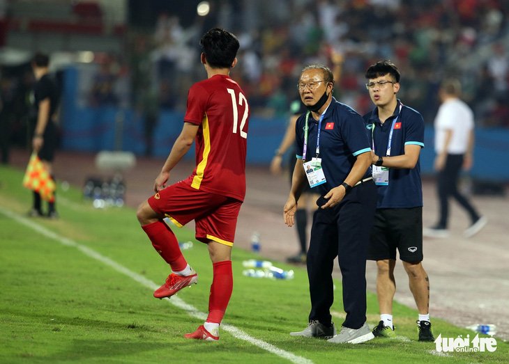 Để thắng U23 Malaysia, ông Park cùng dàn trợ lý hết sức vất vả ngoài sân - Ảnh 6.