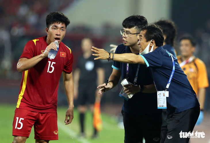 Để thắng U23 Malaysia, ông Park cùng dàn trợ lý hết sức vất vả ngoài sân - Ảnh 10.