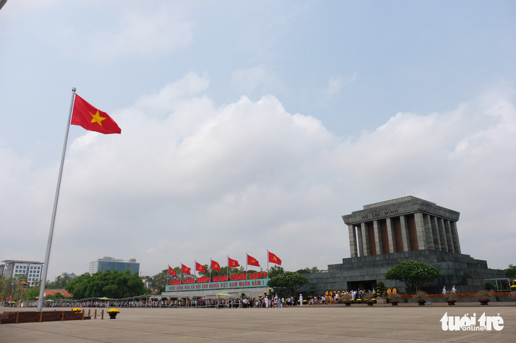 Dòng người dân xếp hàng vào lăng viếng Chủ tịch Hồ Chí Minh - Ảnh 4.