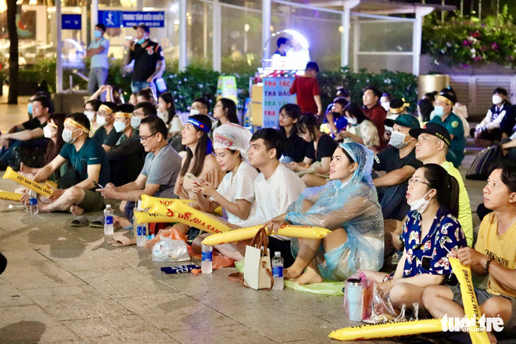 TP.HCM: Cấm xe vào đường Nguyễn Huệ để chiếu trận bóng đá bán kết SEA Games 31 - Ảnh 1.