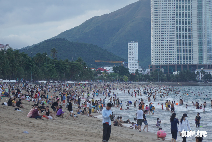 Bãi biển Nha Trang lại kín khách chơi lễ - Ảnh 7.