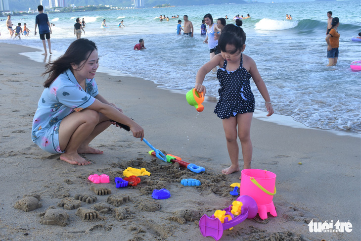 Bãi biển Nha Trang lại kín khách chơi lễ - Ảnh 2.