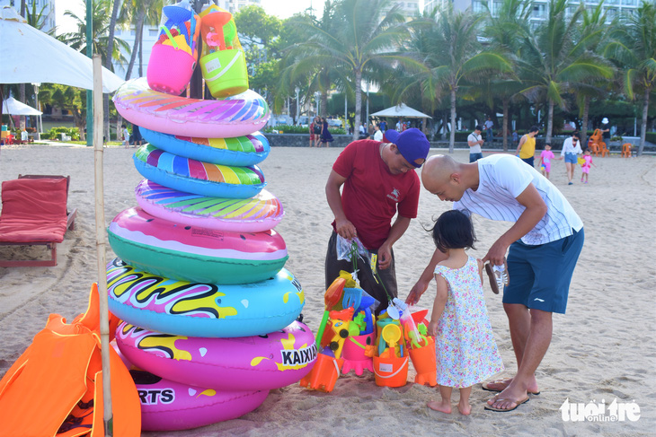 Bãi biển Nha Trang lại kín khách chơi lễ - Ảnh 3.