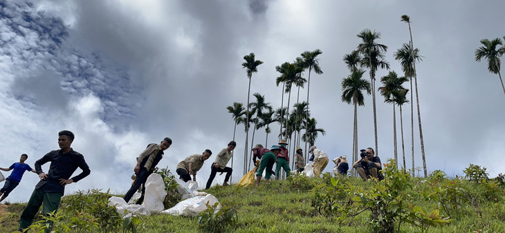 Quảng Nam: Hàng trăm người gùi từng viên gạch lên núi xây trường Tắk Pổ