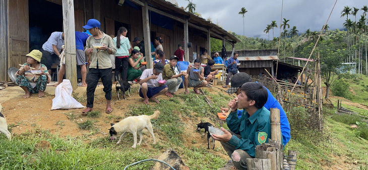 Quảng Nam: Hàng trăm người gùi từng viên gạch lên núi xây trường Tắk Pổ - Ảnh 4.