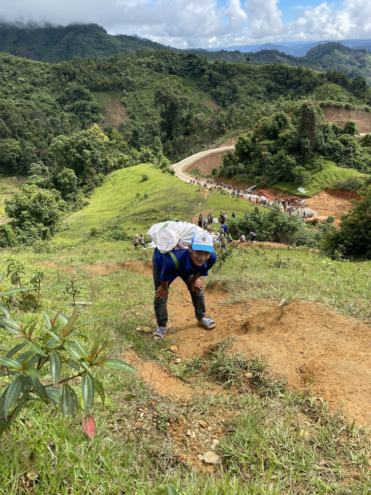 Quảng Nam: Hàng trăm người gùi từng viên gạch lên núi xây trường Tắk Pổ - Ảnh 6.