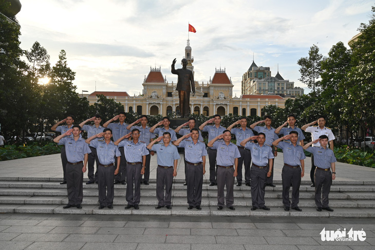 Cán bộ tàu kiểm ngư KN 290 tham quan TP.HCM - Ảnh 4.