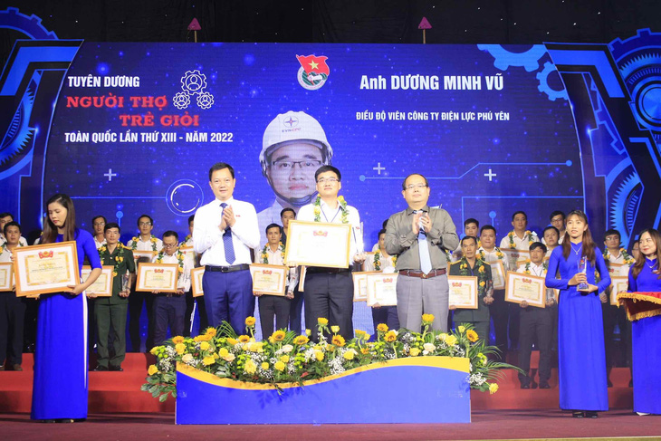 Điều độ viên PC Phú Yên được tuyên dương gương ‘Người thợ trẻ giỏi’ toàn quốc 2022 - Ảnh 1.