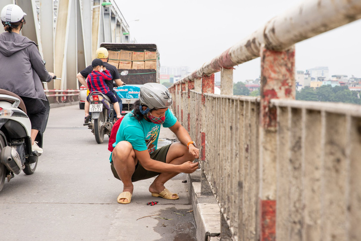 Thu phao cứu sinh trên các cây cầu bắc qua sông Hồng vì sợ tiền lệ xấu - Ảnh 1.