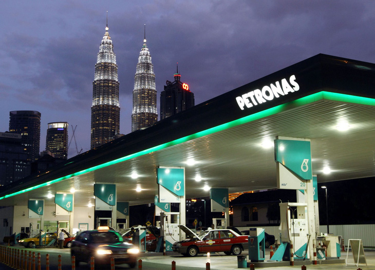 Malaysia thuộc nhóm 10 quốc gia có giá xăng rẻ nhất thế giới - Ảnh 1.
