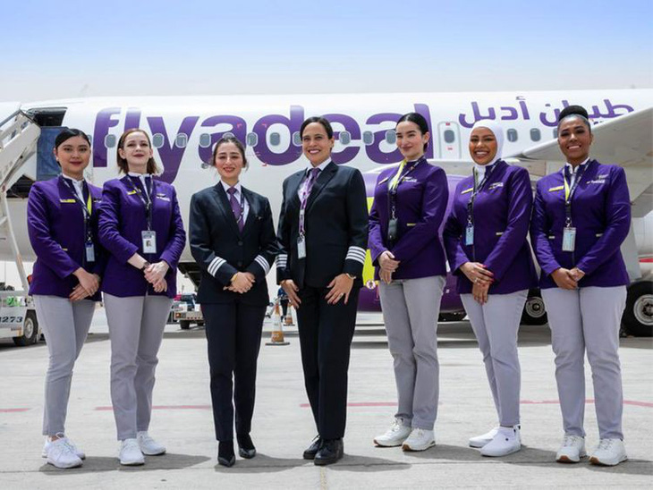 Chuyến bay với phi hành đoàn toàn nữ đầu tiên của Saudi Arabia - Ảnh 1.