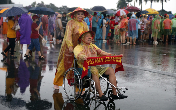Người hâm mộ đội mưa đến Mỹ Đình ủng hộ U23 Việt Nam trước cả 4 tiếng