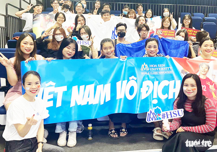 Hàng trăm sinh viên, giảng viên hẹn tiếp lửa cho tuyển nữ Việt Nam - Ảnh 2.