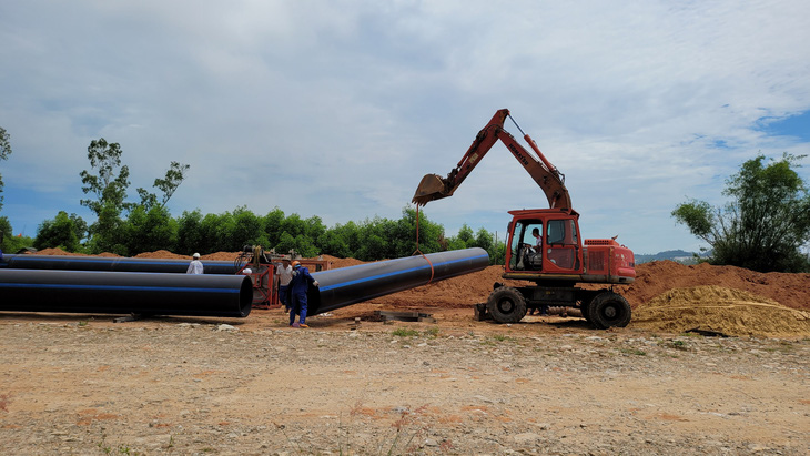 Chưa được cấp phép, Nhà máy bột giấy VNT19 đã thi công đường ống xả thải - Ảnh 1.