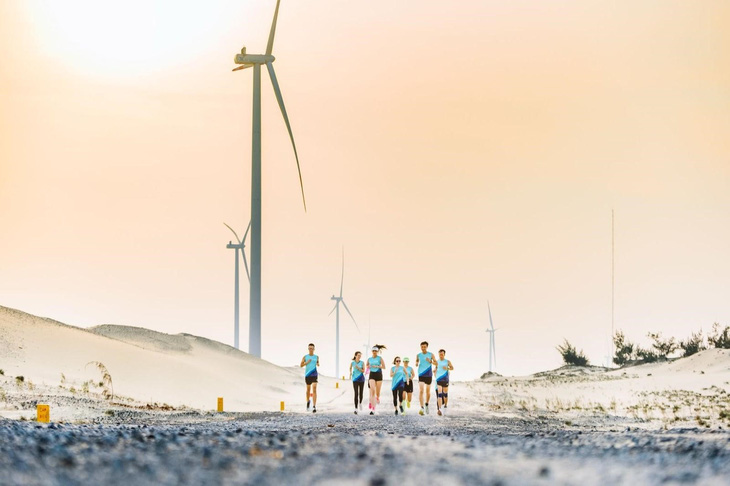 Coteccons Quảng Bình Marathon 2022 chạy xuyên cánh đồng điện gió lớn nhất Việt Nam - Ảnh 1.