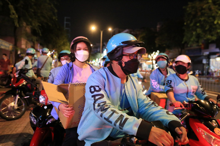 Những phần cháo đêm ấm lòng Sài Gòn của ‘cơn lốc’ xanh mint - Ảnh 1.