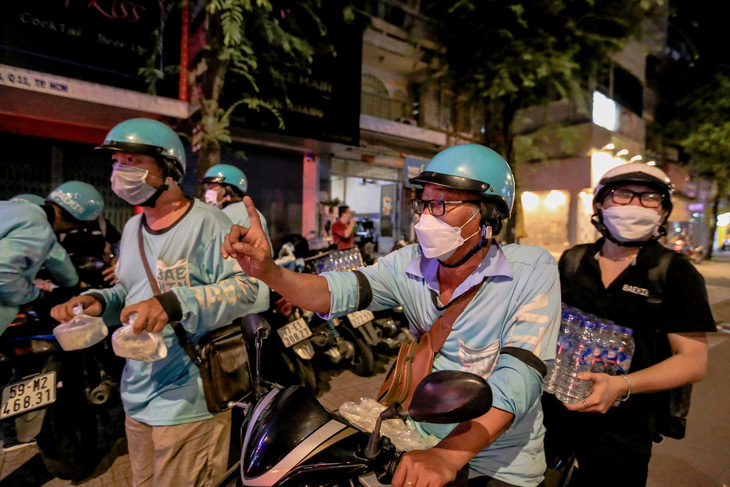 Những phần cháo đêm ấm lòng Sài Gòn của ‘cơn lốc’ xanh mint - Ảnh 4.