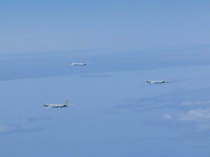 Máy bay Trung Quốc, Nga bay gần cuộc họp của nhóm QUAD - Ảnh 1.