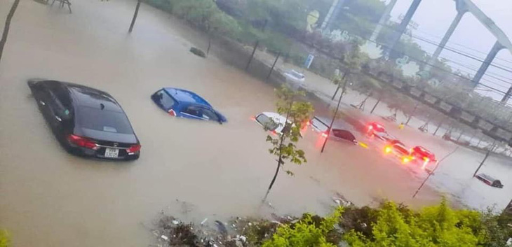 Bắc Ninh, Bắc Giang ngập lênh láng, ôtô chìm trong nước - Ảnh 1.