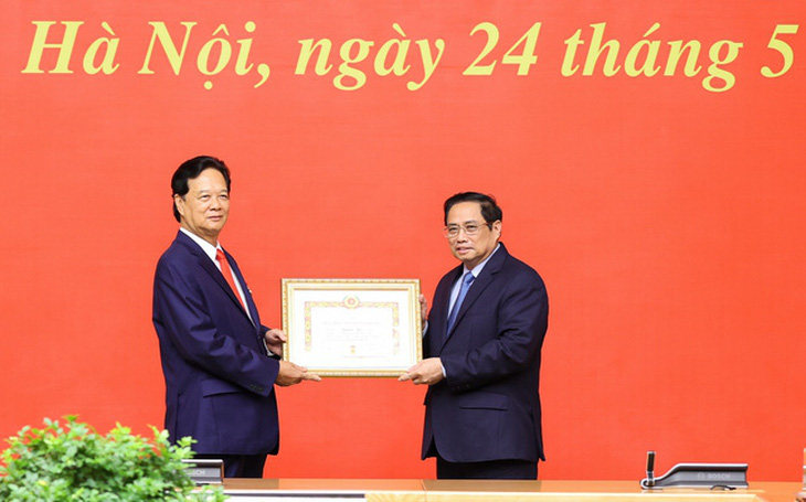 Trao Huy hiệu 55 năm tuổi Đảng cho nguyên Thủ tướng Nguyễn Tấn Dũng