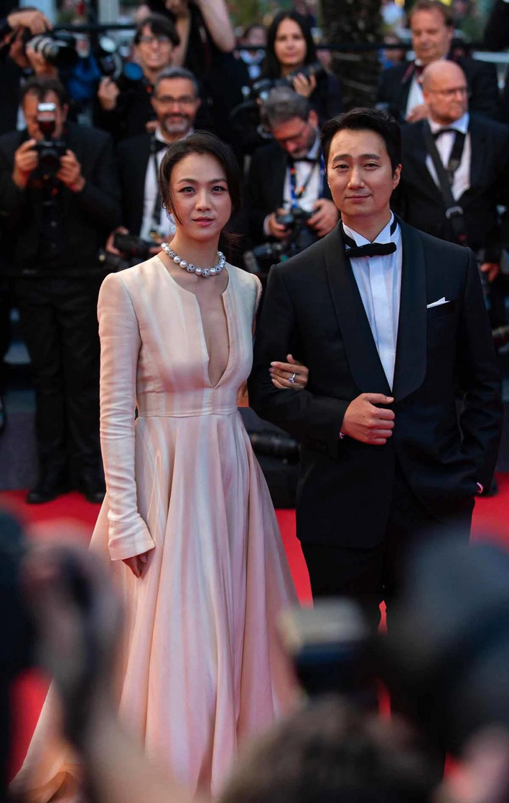 Thang Duy tái xuất quyến rũ trên thảm đỏ Cannes - Ảnh 1.